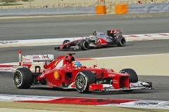 Fernando Alonso (Ferrari) před Lewisem Hamiltonem (McLaren) na Velké ceně Bahrajnu, obnovené po loňské absenci v kalendáři F1