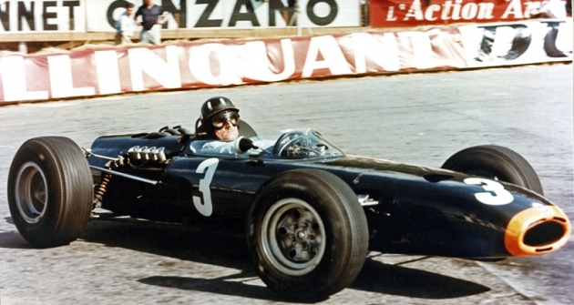 Graham Hill, dvojnásobný mistr světa formule 1, s vozem BRM P61 (1964)