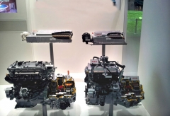 Porovnání velikosti hybridní jednotky Prius III (vlevo) a Yaris Hybrid