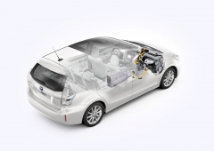 Toyota Prius+ s akumulátory Li-Ion, uloženými ve střední části vozu