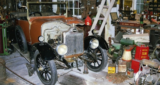 Čtyřválcový Calcott, výrobek z Coventry, v dílně Jack Turner’s Garage ze třicátých let