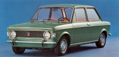 Dvoudveřový Fiat 128 s maskou bez vodorovné lišty