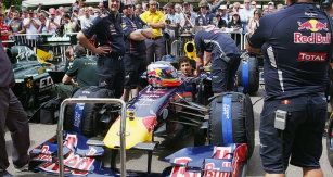 Daniel Ricciardo za volantem vozu Red Bull RB7 (2011)
