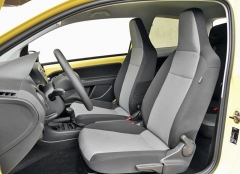 Pohodlná přední sedadla mají vysoká opěradla s opěrkami hlav a bočními airbagy, chránícími i hlavy; jsou také manuálně seřiditelná, řidičovo sedadlo i svisle