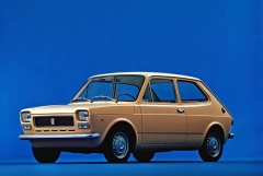 Fiat 127 ve dvoudveřové podobě z roku 1971 měl decentně elegantní profil a do oblé zádi se vešlo až 365 litrů zavazadel...