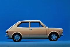 Fiat 127 ve dvoudveřové podobě z roku 1971 měl decentně elegantní profil a do oblé zádi se vešlo až 365 litrů zavazadel...
