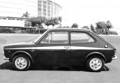 Fiat 127 v úpravě Giannini (1973), jehož boky zdobily šípovité polepy
