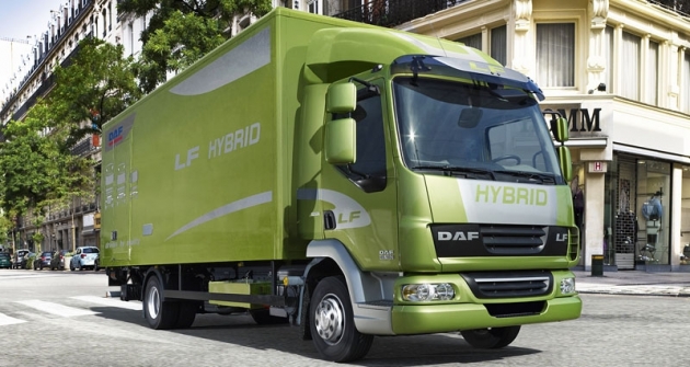 DAF LF 45.160 Hybrid prozrazuje zelená barva...