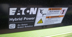 Schránka s akumulátory Li-Ion od firmy Eaton je na pravé straně rámu