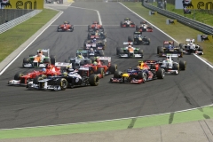 Bruno Senna (Williams) před vozy Ferrari a Markem Webberem (Red Bull)