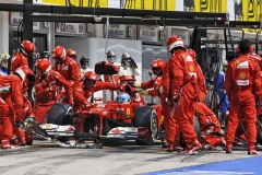 Fernando Alonso při jedné z rychlých zastávek v depu