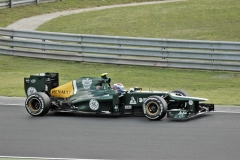 Caterham CT01 (loni Team Lotus), motor Renault RS27; šéf týmu Tony Fernandes (MAL). Jezdci Heikki Kovalainen (SF), Vitalij Petrov (RUS)