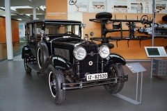 Horch 350 (1929), řadový osmiválec 3950 cm3 o výkonu 59 kW (80 k)/3200 min‑1, vznikl ve 2849 exemplářích s různými karoseriemi (na snímku Pullman-Limousine)