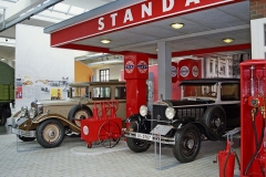 Čerpací stanice Standard s vozy Audi SS Zwickau (čtyřválec 3560 cm3; vpředu) a Horch 375 Pullman-Limousine (osmiválec 3950 cm3), vše ročníku 1930
