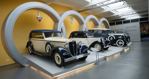 Čtyři kruhy Auto Unionu;  zleva Audi UW 8/40 PS Gläser-Cabriolet (1934), DKW F7 Front-Luxus Baur-Cabriolet (1938) a Horch 830 BL Baur-Cabriolet (1936)