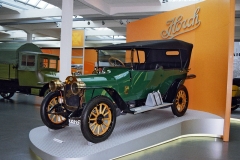Horch 12/28 PS z roku 1911, faeton se čtyřválcem 3177 cm3 o výkonu 20,5 kW (28 k)/1400 min‑1 a rychlostí 70 km/h, renovovaný z vraku pro muzeum v roce 1999