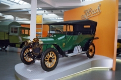 Horch 12/28 PS z roku 1911, faeton se čtyřválcem 3177 cm3 o výkonu 20,5 kW (28 k)/1400 min‑1 a rychlostí 70 km/h, renovovaný z vraku pro muzeum v roce 1999