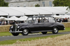 Rolls-Royce Phantom V se zkrácenou přídí, aby se vešel na královskou jachtu Britannia (1961; sloužil do 2002)