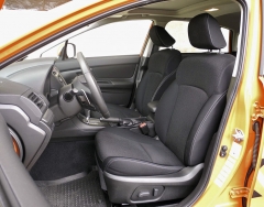 Pohodlná přední sedadla jsou všestranně seřiditelná, řidičovo elektricky tlačítky na vnější straně; pod volantem je vidět jedno z dvojice pádel manuálního ovládání převodovky