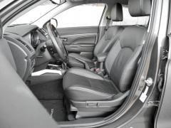 Pohodlná anatomicky tvarovaná přední sedadla jsou elektricky seřiditelná; odděluje je konzola s řadicí pákou a pákou parkovací brzdy, mezi nimi je otočný volič pohonu kol