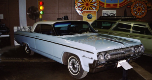 Oldsmobile Dynamic 88 Holiday Coupé (1964), typický americký křižník silnic s osmiválcem 6.4/206 kW (280 k); vzniklo 32 379 vozů