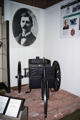 Dřevěná tříkolka s parním strojem, který Ransom E. Olds vyvíjel v letech 1883 – 1887 (přesná replika z let 1996 – 1998, postavená v New Yorku)