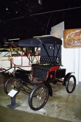 Oldsmobile Curved Dash (1903), průkopník benzinových automobilů, první vůz značky s jednoválcem 1557 cm3, který se licenčně vyráběl i v Evropě