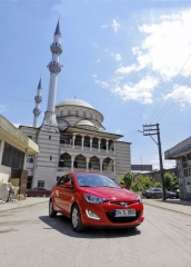 Nový Hyundai i20 u mešity ve městě Sakarya