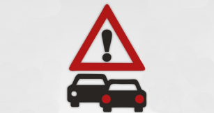 Symbol „Pozor, auto v protisměru!“ varuje řidiče před nebezpečím přímo na infotabulích u dálnice