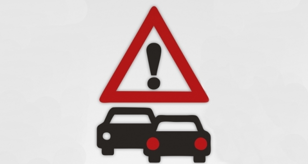 Symbol „Pozor, auto v protisměru!“ varuje řidiče před nebezpečím přímo na infotabulích u dálnice