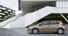 Nová Toyota Auris má dynamickou siluetu, snížené těžiště a o 10 mm menší světlou výšku