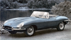 Jaguar E-Type zahájil novodobou slávu sportovních automobilů britské značky. Vyobrazené vozy prvních sérií patří k nejvyhledávanějším; řadový šestiválec 3781 cm3 se v roce 1964 zvětšil na 4235 cm3; při stejném výkonu 195 kW (265 k) nabídl větší točivý moment. Druhá série už neměla aerodynamické překryty světlometů (od 1968); třetí v roce 1971 dostala nový dvanáctiválec 5343 cm3 o výkonu 200 kW (272 k). Ve své době to byl skutečný supercar; luxusní nástupce XJ-S se vyráběl déle, ale proslulosti E-Type nikdy nedosáhl.