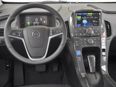 Před volantem se zobrazují graficky údaje o provozním režimu, stejně jako na druhém monitoru nad středovým panelem