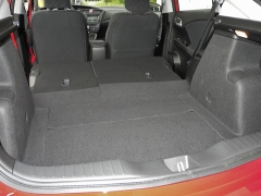 Sklopením zadních sedadel se ložná délka zavazadlového prostoru zvětší z 830 mm na nejméně 1580 mm