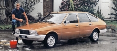 Šťastný majitel s novým vozem Simca 1307 GLS