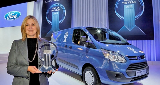 Barb Samardzichová (Ford Motor Co.) s cenou Van of the Year 2013 (Transit Custom)