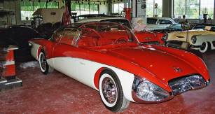 Buick Centurion,  studie kupé s kamerou místo zpětného zrcátka  a pevnou ručkou rychloměru s otočnou stupnicí (1956; motor 5.7 V8/325 k, rozvor 2997 mm)