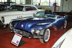 Buick Wildcat II, studie roadsteru s laminátovou karoserií (1954; motor 5.3 V8/220 k se čtyřmi karburátory, rozvor náprav 2540 mm, hmotnost vozu 1710 kg)