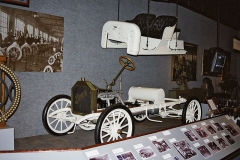 Buick 10 (čtyřválec) na výrobní lince ve Flintu (1908)