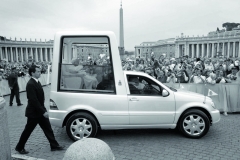 889488papstwagen39-2002 71690