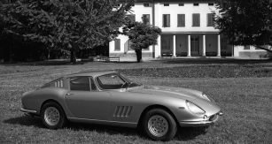 Ferrari 275 GTB, jeden z nejkrásnějších vozů Ferrari, byl zjevně odpovědí na Jaguar E-Type, ovšem s dvanáctiválcem 3.3/280 k (1964)