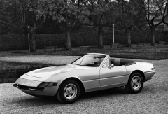 Ferrari Daytona Spider, otevřená verze slavného kupé, pojmenovaného na počest dominantní porážky Forda ve 24 h Daytony 1967