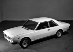 Fiat 130 Coupé se vyráběl u Pininfariny (1971 – 1977, šestiválec 3.2/165 k)