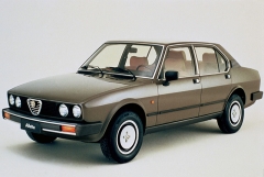 Alfetta 2.0 Quadrifoglio Oro se vrátila ke kruhovým světlometům (1982)