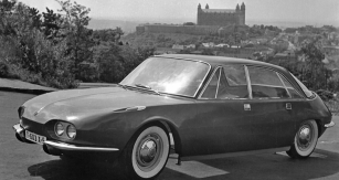 Maketa automobilu Tatra 603 X-5 s Bratislavským hradem v pozadí