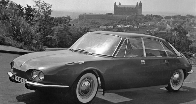 Maketa automobilu Tatra 603 X-5 s Bratislavským hradem v pozadí