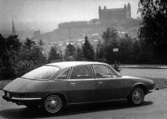 Skutečný automobil Tatra 603 X před kulisou Bratislavského hradu