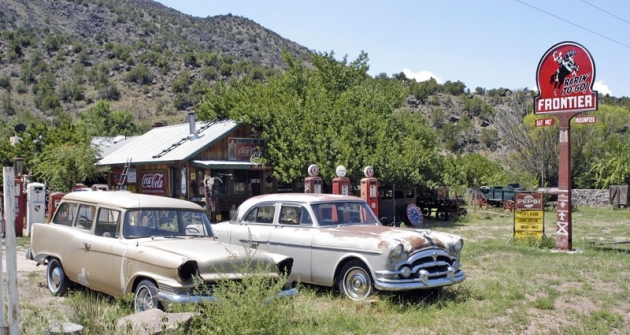 Dva automobily, které z Embuda už nikam nepojedou; Studebaker Station Wagon 1957 a Packard Patrician 1954