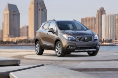 Buick Encore 2013 se představil už před rokem na autosalonu v Detroitu; je první značkovou variantou Opelu Mokka, s motorem 1.4 Turbo a šestistupňovou samočinnou převodovkou určenou hlavně pro severoamerický trh, na němž tradiční značka Buick nyní prodává především automobily spřízněné s modely Opel (sedany Verano, Regal a LaCrosse)