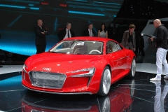 První Audi e-tron slavil premiéru ve Frankfurtu 2009 (4 motory, jeden v každém kole, 230 kW, 0 – 100 km/h za 4,8 sekundy, limit rychlosti 200 km/h)